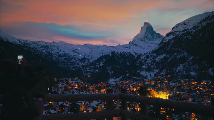 人们在新年前夜欣赏雄伟的马特洪峰和采尔马特镇的景色