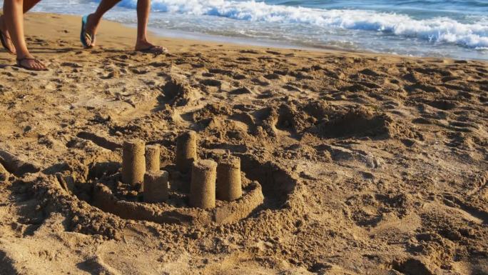 在蓝海沙滩的南岸建了沙堡屋和塔。