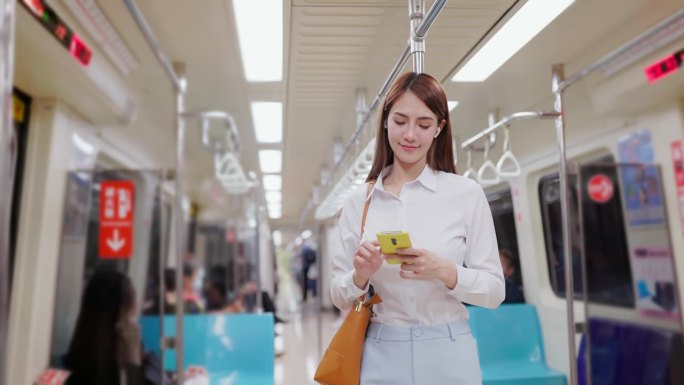 女人在捷运上使用手机