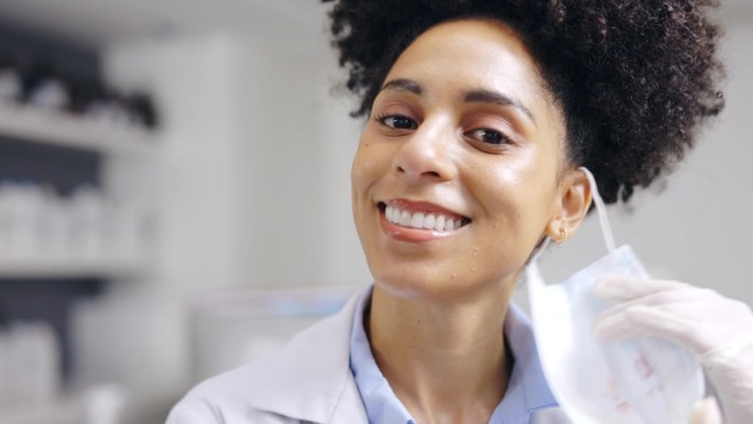 微笑着面对新冠病毒和实验室里的女医生，为自己的事业、工作和职业感到自豪。科学肖像，医学专业人士和混血