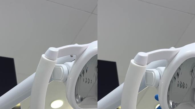 专业牙科诊所牙科诊所医生的手打开灯可以看到，只有打开触摸屏，把你的手放在背景电视和空调白色天花板