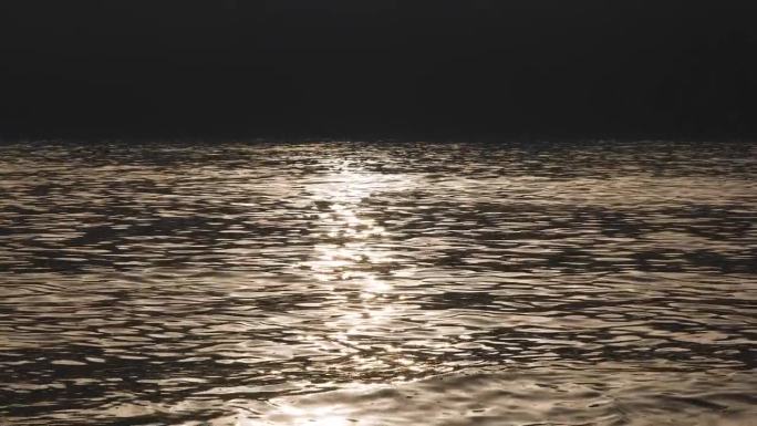 美丽的夜晚，在空旷的大西洋海岸的高浪上，黑白相间的景色。被遗弃的美丽的傍晚海洋海滩调色粉红色。4K分