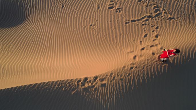 4K原素材-航拍腾格里沙漠吹奏萨克森乐器