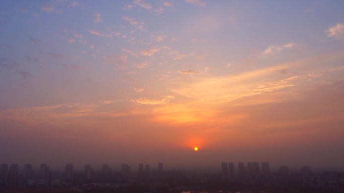 东方红朝阳初生的太阳日出东方太阳穿过云层
