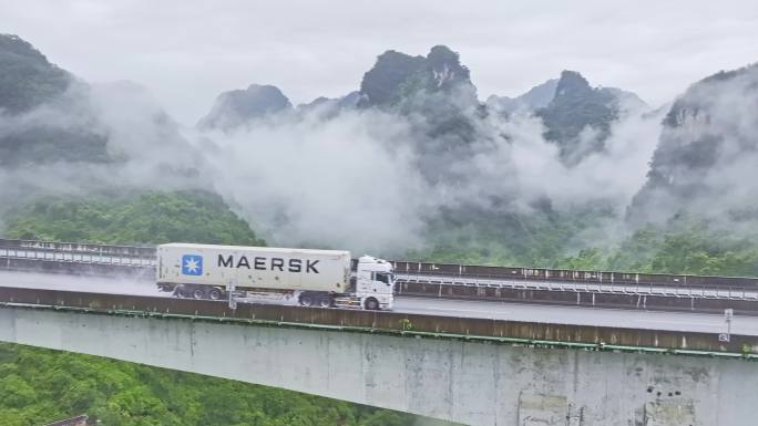 航拍中国高速货运集装箱货车