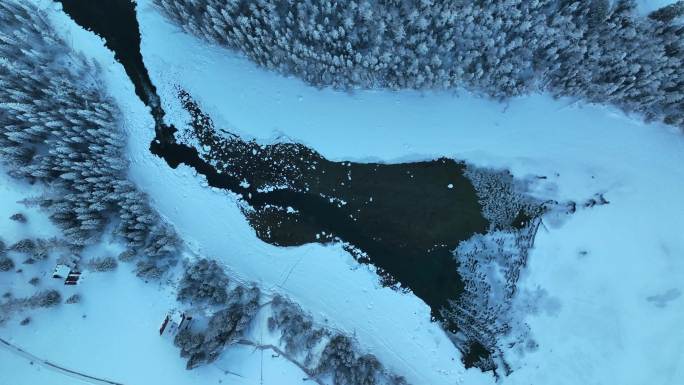 低角度航拍新疆冬季喀纳斯河冰雪覆盖景观