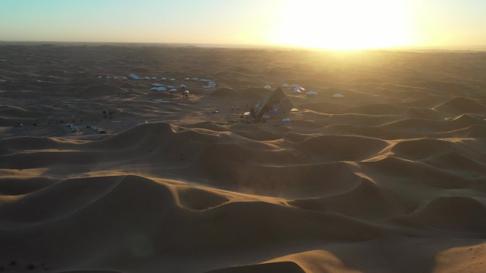 4K原素材-航拍金色夕阳中的沙漠营地
