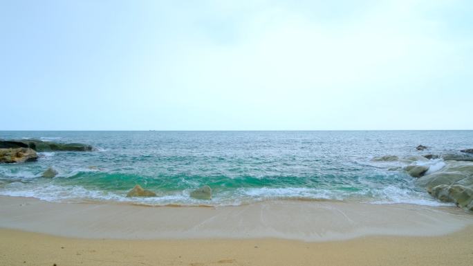 阴天海边 沙滩 海浪  海岸