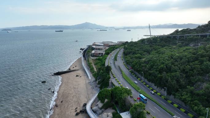 汽车行驶在海边公路航拍厦门海岸线沿途风景