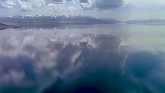 延时航拍新疆赛里木湖绝美倒影