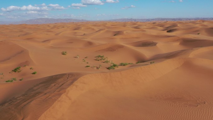 4K原素材-航拍腾格里沙漠，风吹流沙