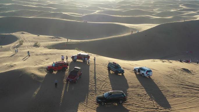 4K原素材-航拍沙漠越野车队