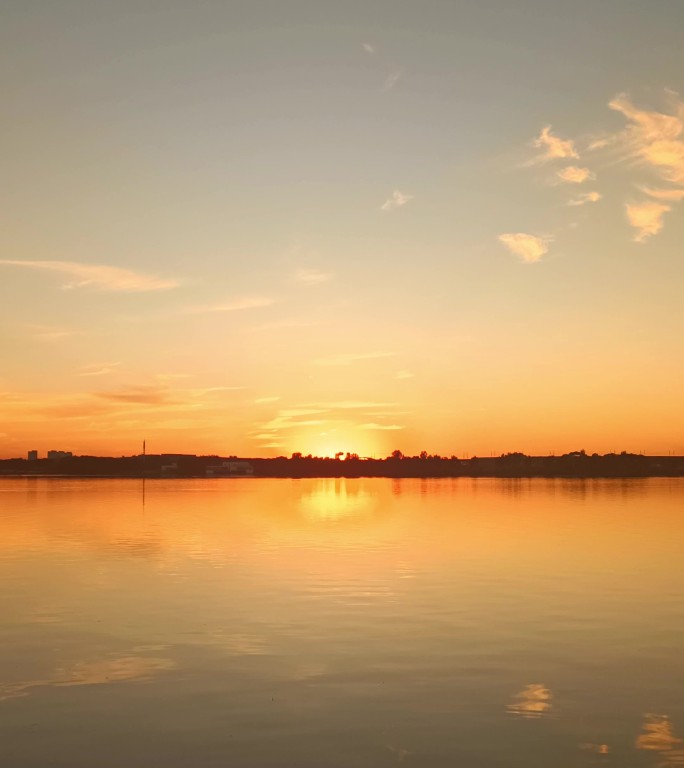 黄昏湖面落日竖屏4k拍摄