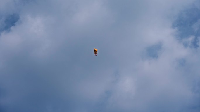 天空中断线的气球