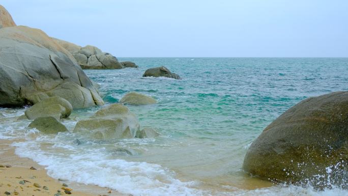 阴天海边 沙滩 海浪  海岸 礁石 岩石