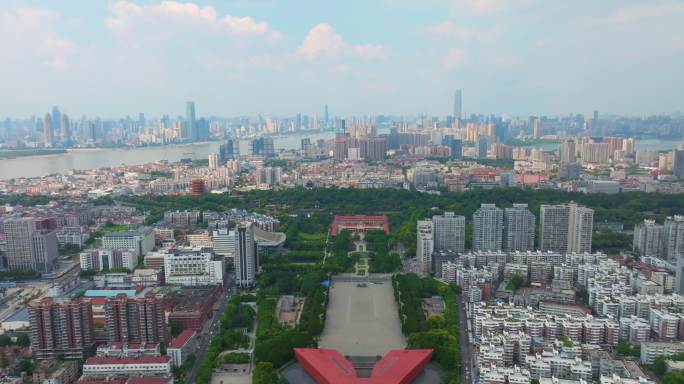 武汉夏日城市地标和天际线风光
