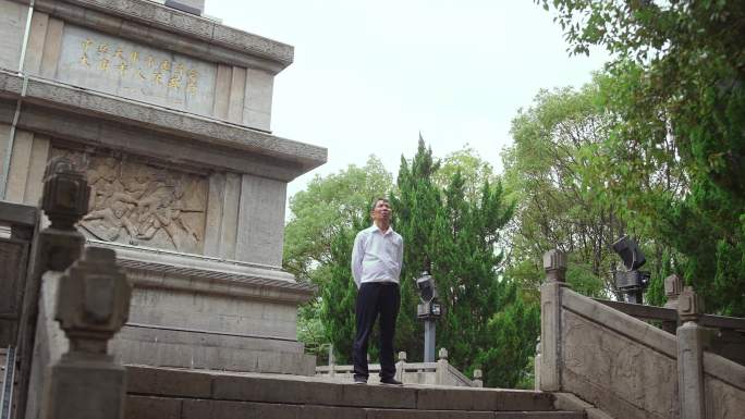 男人站立在纪念碑前回忆过往