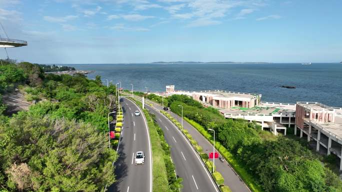 汽车行驶在海边公路航拍厦门海岸线沿途风景