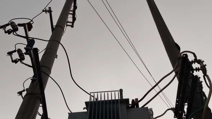 高压线实拍国家电网电力变电箱输送铁架剪影