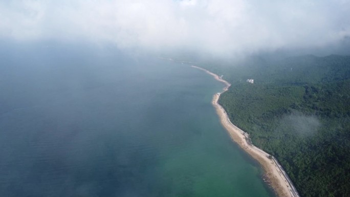 海岸线穿越云雾