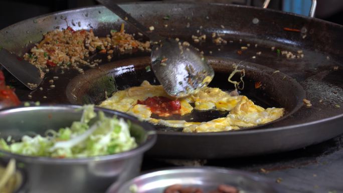 大铁锅制作蛋炒饭的过程