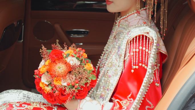 中式新娘拿着手捧花坐在车里