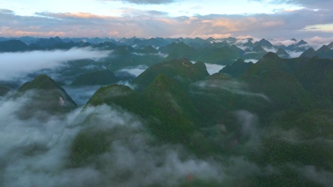 航拍云雾中的群山