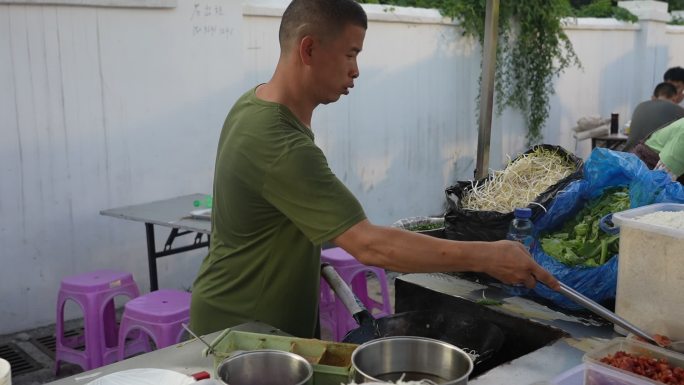 路边摊的师傅在卖力的制作美味的炒饭1