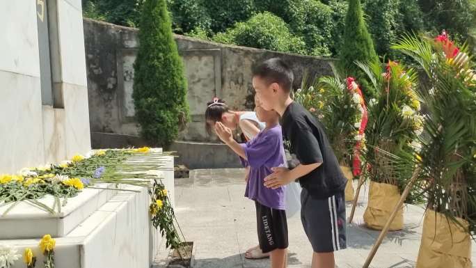 少儿向纪念碑献花公祭日烈士陵园纪念碑献花