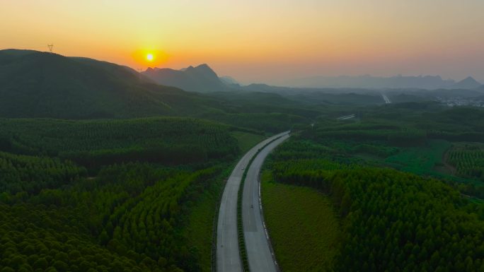 夕阳与高速公路