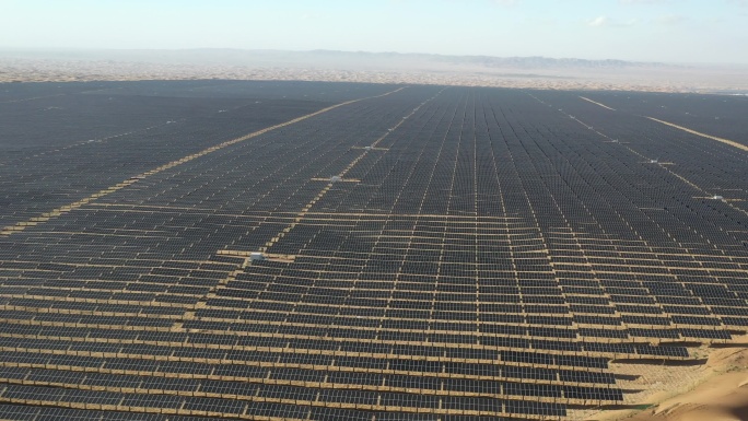 4K原素材-航拍腾格里沙漠中的光伏太阳能
