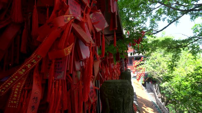 丰都鬼城寺庙里的祈福墙许愿牌