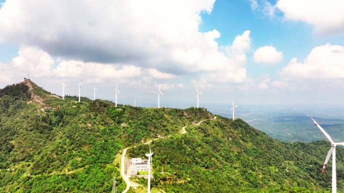 航拍高山上的风力发电场