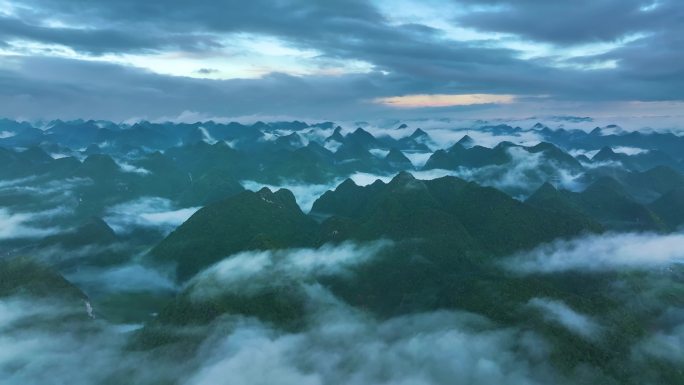 航拍云雾中的群山