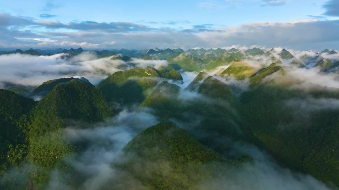 航拍云雾中的群山