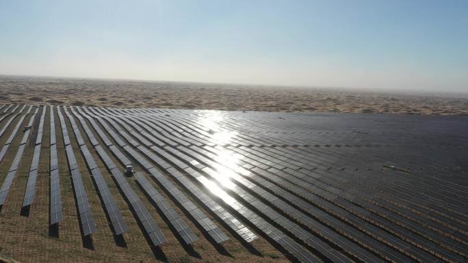 4K原素材-航拍腾格里沙漠中的光伏太阳能