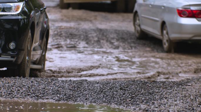 车辆通过泥泞的道路