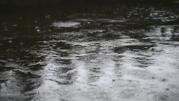 窗外伤感的雨天