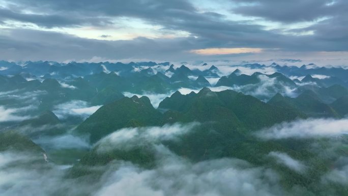 航拍云雾中的群山