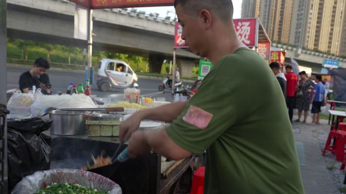 路边摊的师傅在卖力的制作美味的炒饭2