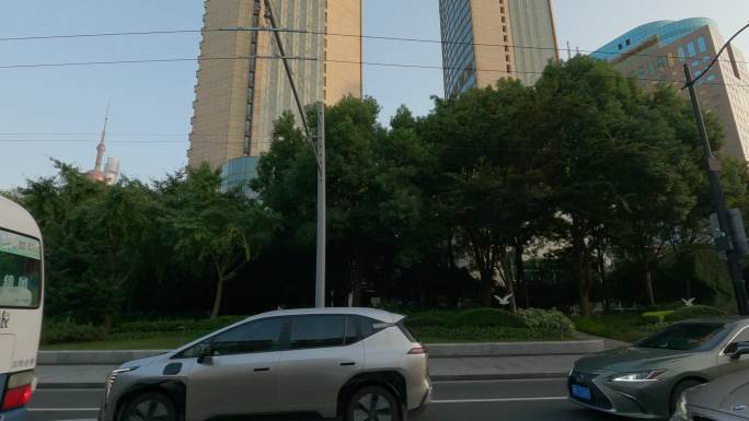 白天上海外滩车左行车空镜