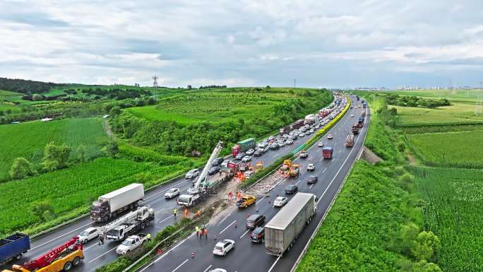 高速公路肇事 大挂车冲出护栏