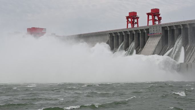 丹江口水库大坝泄洪城市风光自然风景