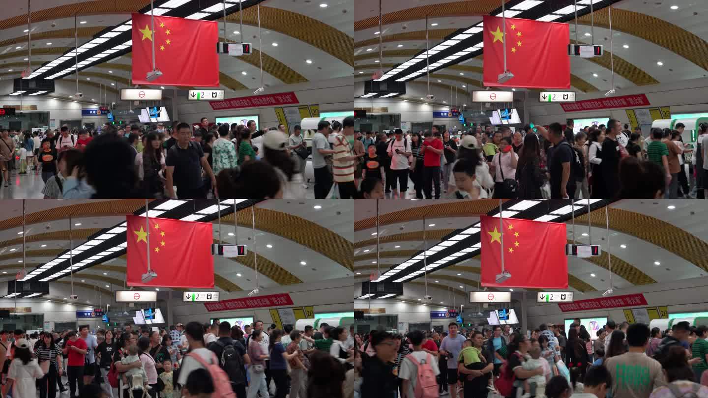 中秋国庆双节重庆游客激增，地铁站人山人海