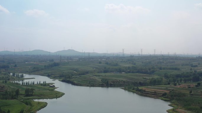 田野、湖泊、山、河、风车