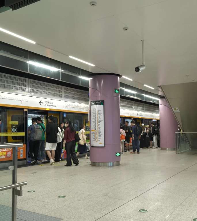 地铁站竖屏人流多段 进出站 扶梯 青岛站