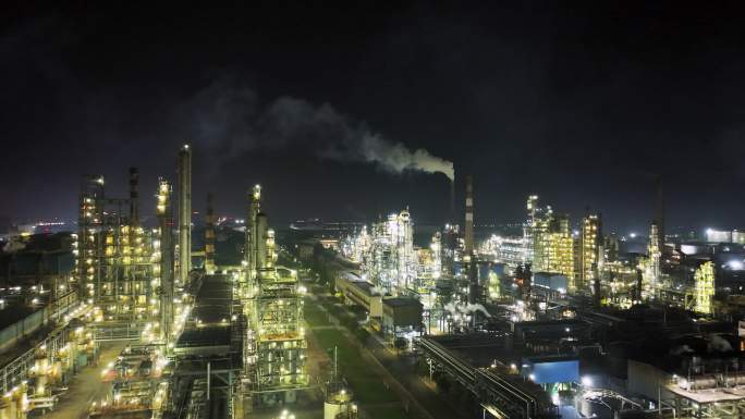 大型炼油厂夜景航拍