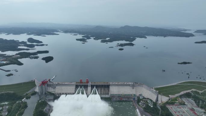 航拍丹江口水库大坝泄洪城市风光自然风景