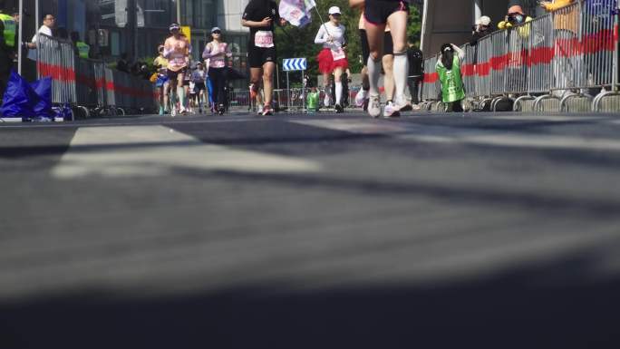 城市马拉松比赛中奔跑的女选手