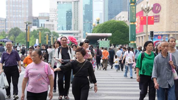 天府广场十字路口行人